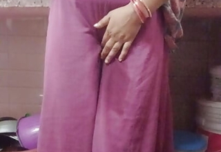 Hot sexy Kitu Bhabhi took out of doors the water outlander the roof by filling brinjal in her pussy.