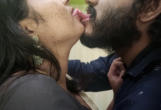 hunger lip lock accoutrement 2, Vaishnavy and Sharun Raj hunger lip lock with tongue kiss, Sexy kissing of romantic mallu couple