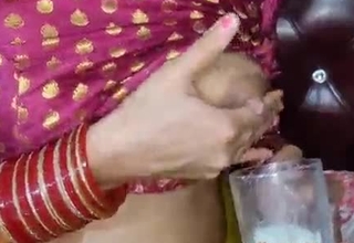 Sexy bhabhi makes flavourful coffee from her fresh breast milk for devar by squeezing out her milk in cup (Hindi audio)