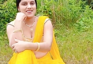 Bhabi ko gift de kar jamke choda. Bhabi in pink saree looks like so beautiful.